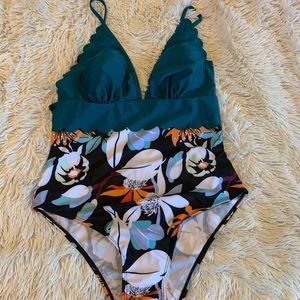 Ladies (NWT) one piece bathing suit, size LG 10/12